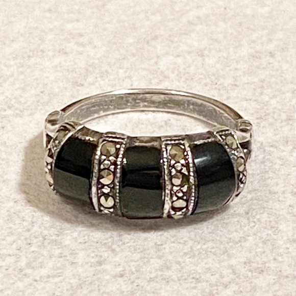 Vintage Sterling Silver Triple Marcasite and Black Onyx Ring - Picture 5 of 11
